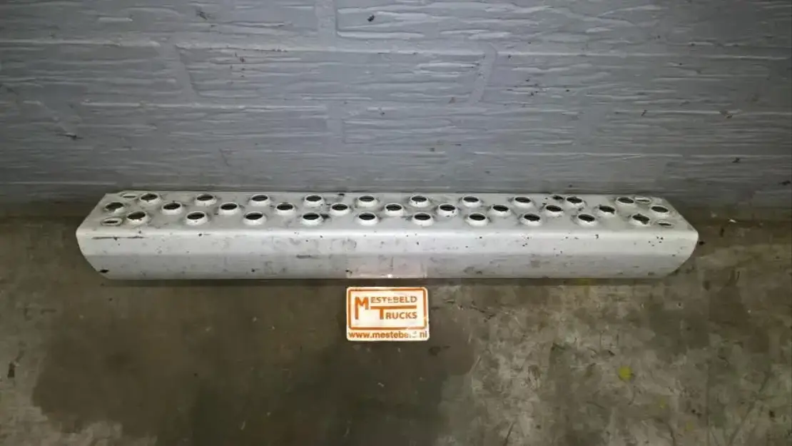 Mercedes-Benz Treeplank tussen de onderspoilers