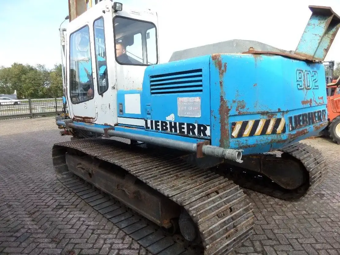 Liebherr R 902 drill Drilling rig TrucksNL